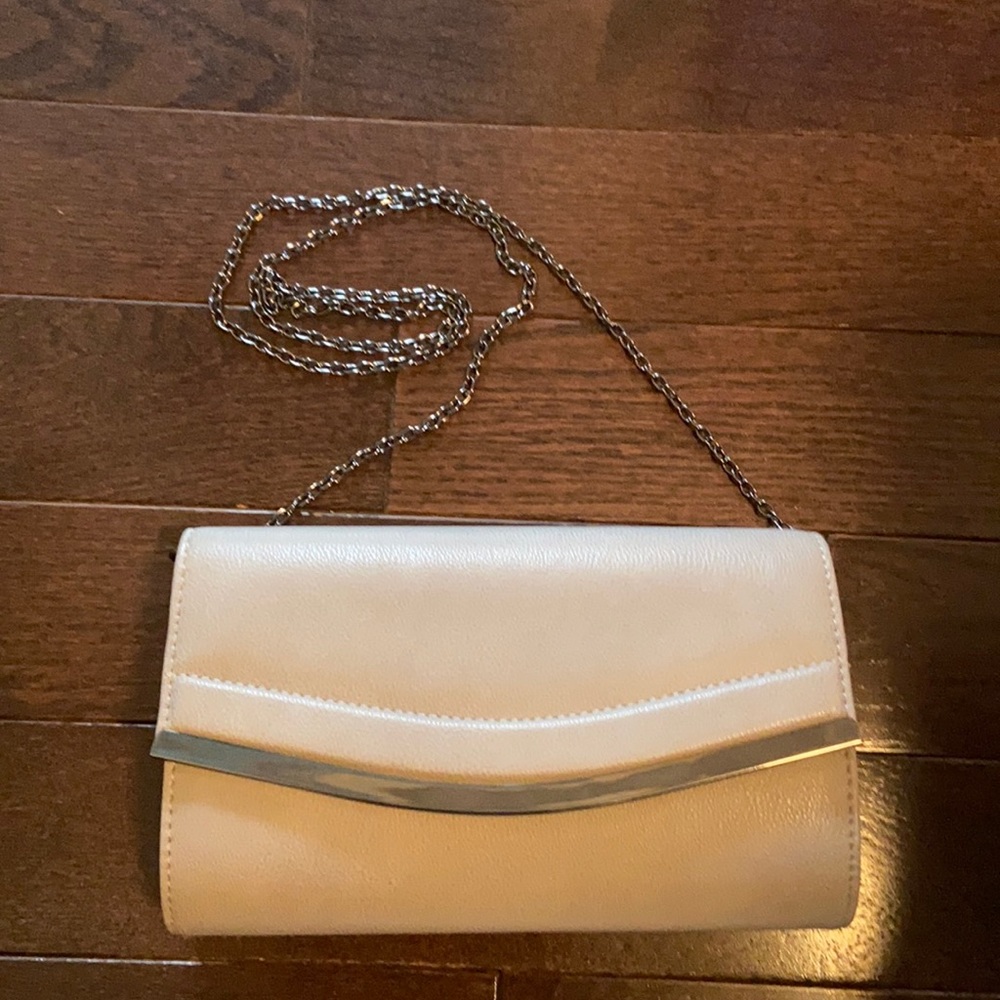 Cross body purse with detachable strap